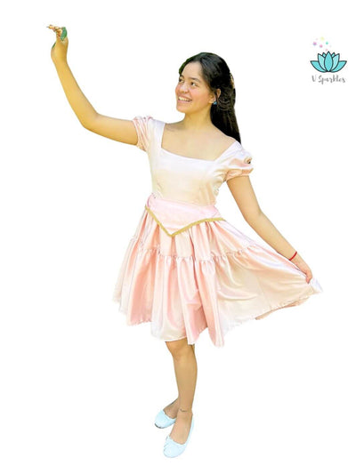 Aurora's Enchantment Dress for Adults – Ideal for Princess Aurora Disneybounding – This beautiful Aurora-inspired dress provides a complete transformation, perfect for Disneybounding or Halloween celebrations. Available in mid-size and plus-size options.