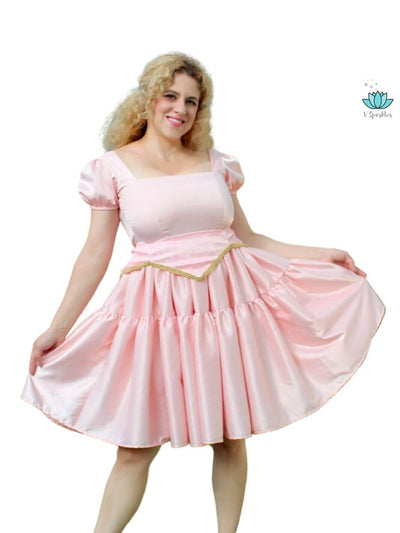 Sleeping Princess Dress-Up Overskirt for Adults – Ideal for Disneybounding and Special Events – This Aurora-inspired overskirt is perfect for adults attending Disneybounding adventures, Halloween parties, or themed gatherings. Available in mid-size and plus-size options.