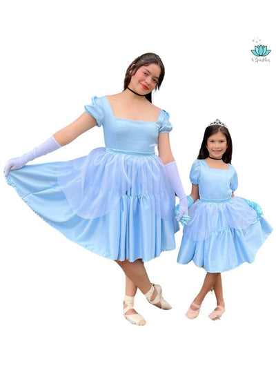 Glass Shoe Princess Dress-Up Overskirt for Adults – Matching Mother and Daughter Outfit – Create a magical matching mother and daughter Disneybounding look with this Cinderella-inspired glass shoe overskirt. Perfect for Halloween costumes or themed events. Available in mid-size and plus-size options.