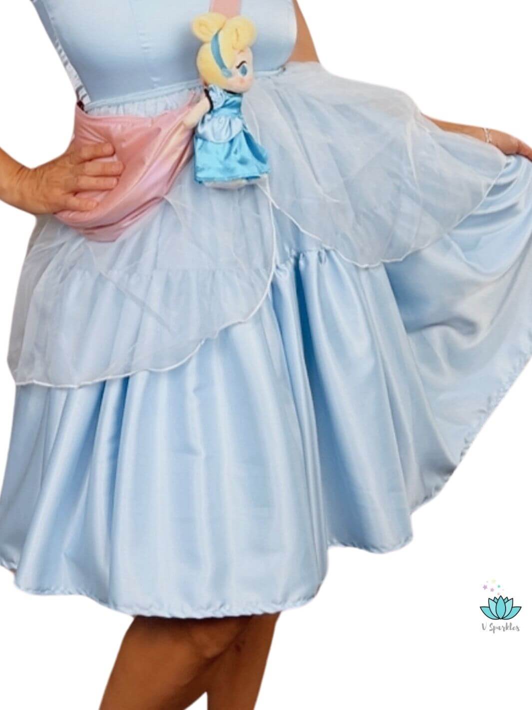 Glass Shoe Princess Dress-Up Overskirt for Adults – Ideal for Disneybounding and Special Events – This glass shoe-inspired overskirt adds a magical touch to any outfit, ideal for adults attending Disneybounding, Halloween, or themed parties. Available in mid-size and plus-size options.

