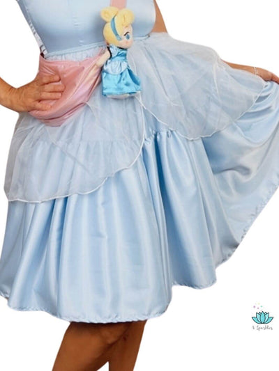 Glass Shoe Princess Dress-Up Overskirt for Adults – Ideal for Disneybounding and Special Events – This glass shoe-inspired overskirt adds a magical touch to any outfit, ideal for adults attending Disneybounding, Halloween, or themed parties. Available in mid-size and plus-size options.

