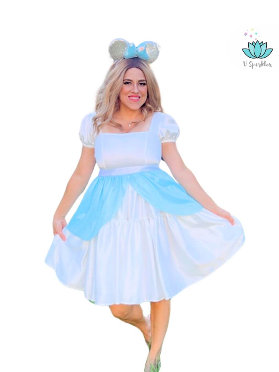 Ice Queen Blue Dress-Up Overskirt for Adults – Matching Mother and Daughter Outfit – Create a magical matching mother and daughter Disneybounding look with this Queen Elsa-inspired blue overskirt. Ideal for Halloween costumes, holiday events, or special occasions. Available in mid-size and plus-size options.