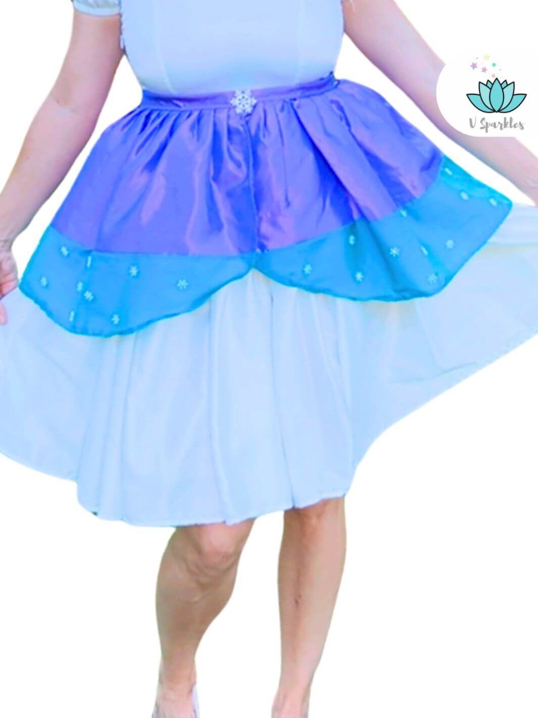 Ice Queen Purple Dress Set for Women – Complete Queen Elsa Transformation – This stunning purple dress set offers a full Queen Elsa-inspired transformation, perfect for Disneybounding, Halloween parties, or holiday celebrations. Available in mid-size and plus-size options.