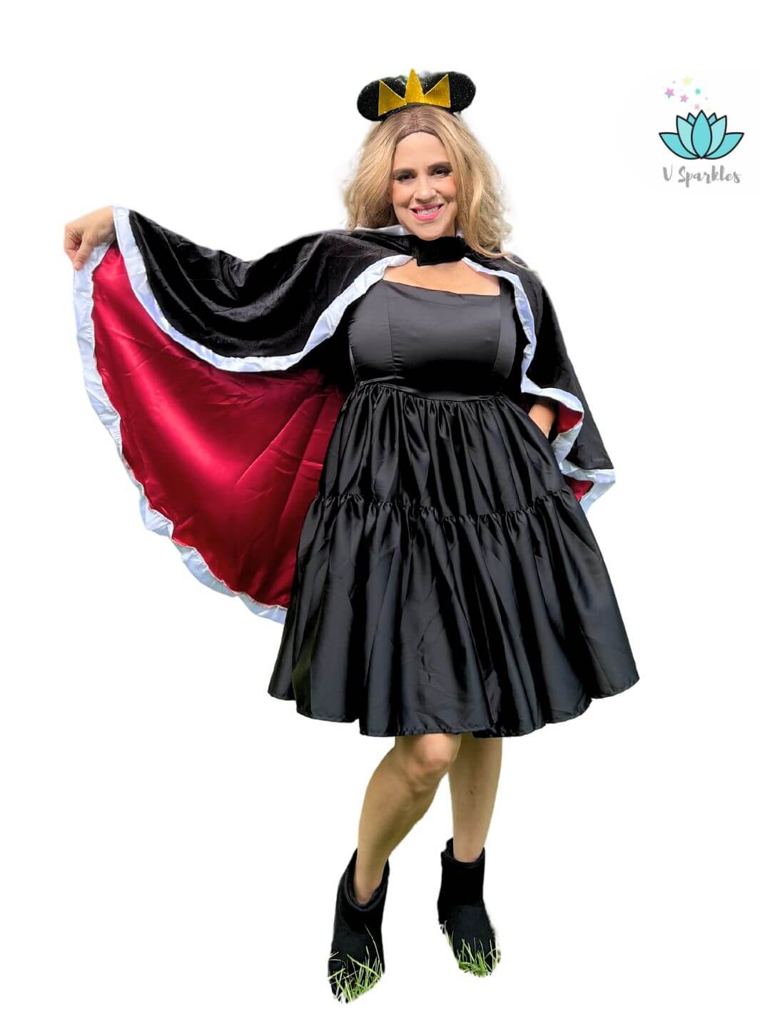 Evil Queen Adult Dress Set with Velvet Cape – Ideal for Disneybounding and Holiday Celebrations – This Evil Queen-inspired set, complete with a black and red velvet cape, is perfect for creating a regal villain look at Disneybounding events, holiday parties, or themed celebrations. Available in mid-size and plus-size options.