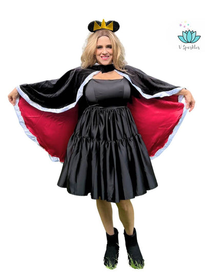 Evil Queen Adult Set Dress with Velvet Cape – Matching Mother and Daughter Outfit – Create a magical matching mother and daughter Disneybounding look with this Evil Queen-inspired set, featuring a striking black and red velvet cape. Ideal for Halloween costumes or themed events. Available in mid-size and plus-size options.