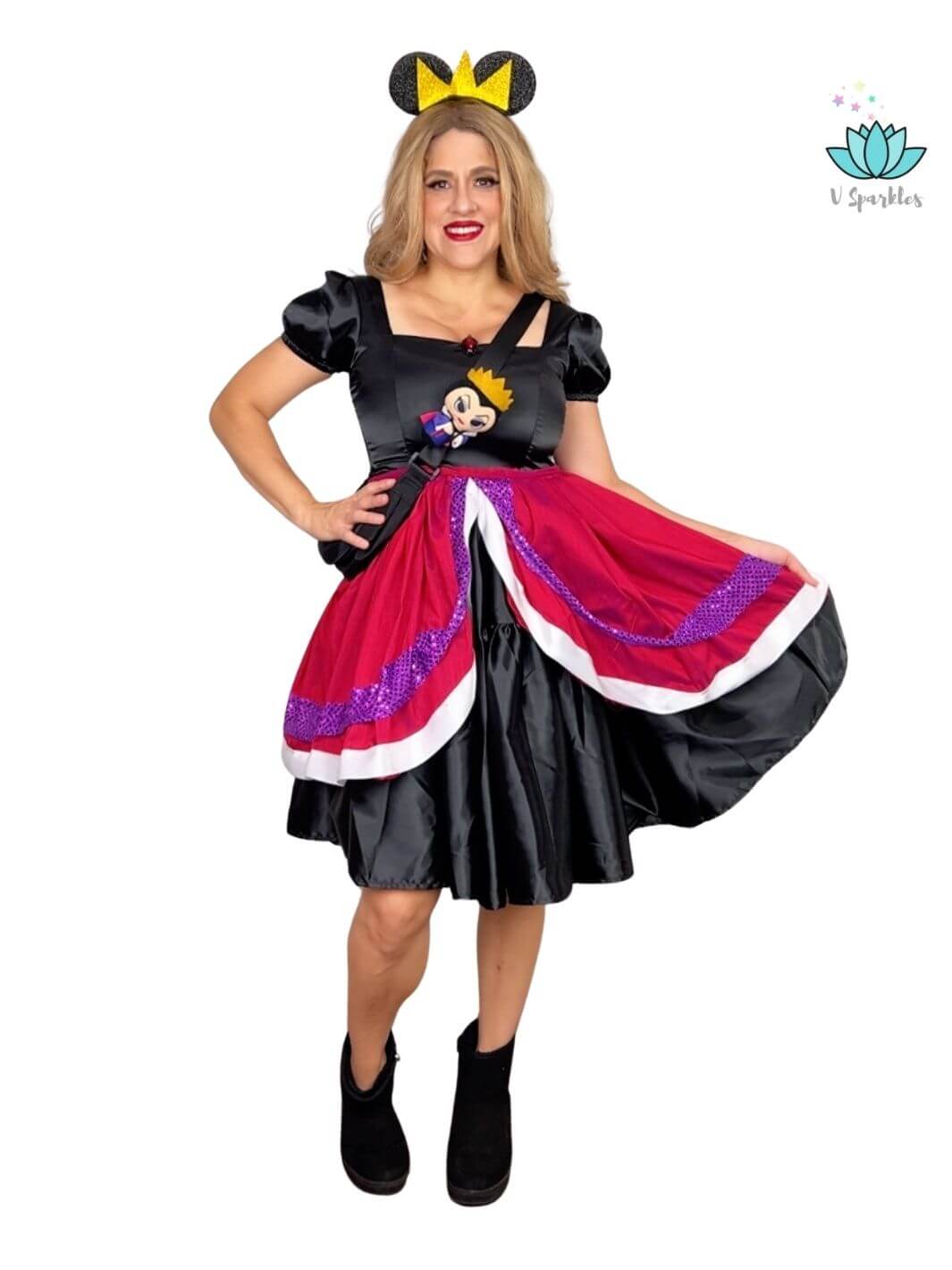 Evil Queen Dress-Up Overskirt for Adults – Matching Mother and Daughter Outfit – Create a dark and magical matching mother and daughter look with this Evil Queen-inspired overskirt. Perfect for Halloween costumes or themed events. Available in mid-size and plus-size options.