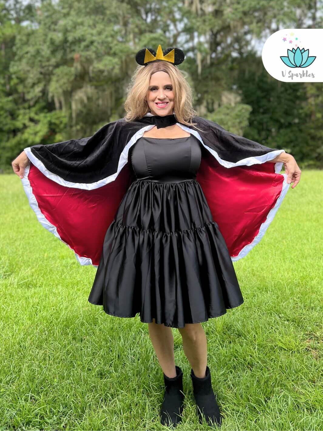 Evil Queen Adult Set Dress with Black and Red Velvet Cape – Ideal for Disneybounding and Halloween Events – This Evil Queen-inspired set, featuring a luxurious velvet cape, is perfect for adults attending Disneybounding adventures, Halloween parties, or themed gatherings. Available in mid-size and plus-size options.