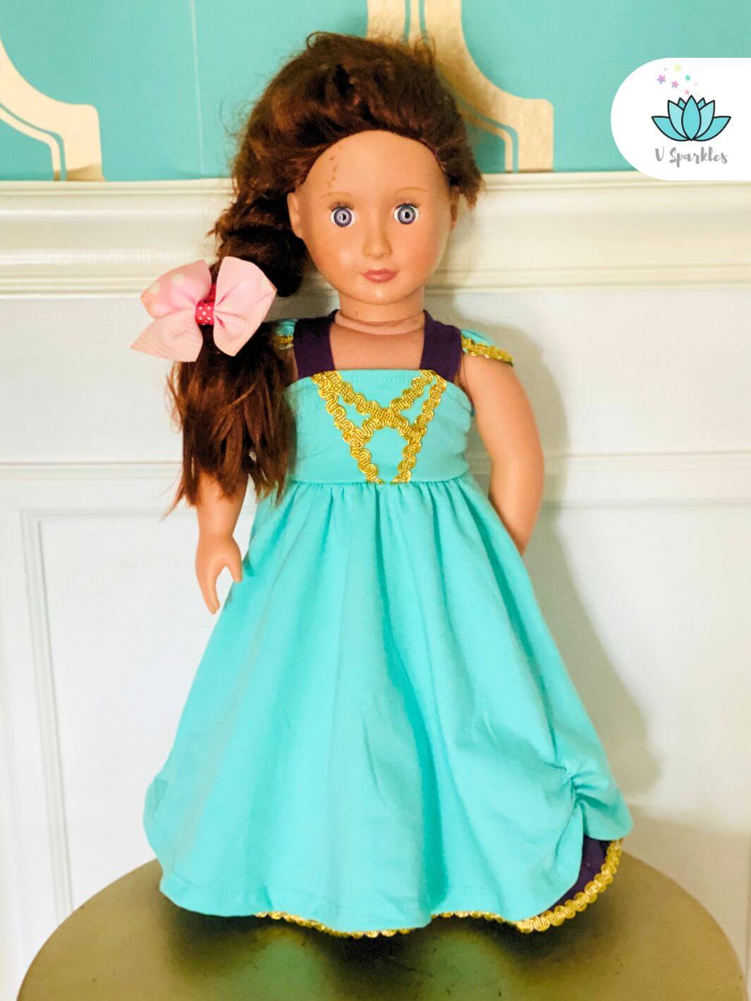 "Charming Princess Jasmine-themed doll dress, featuring vibrant turquoise details, perfect for dress to impress or as a birthday gift for little Disney fans.