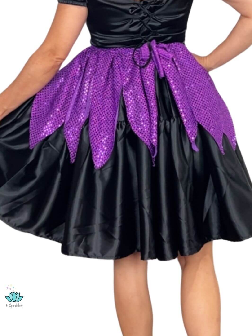 Black Fairy Dress-Up Overskirt for Adults – Ideal for Disneybounding and Special Events – This Maleficent-inspired black fairy overskirt adds a dark, regal touch to any outfit. Ideal for adults attending Disneybounding, Halloween, or themed parties. Available in mid-size and plus-size options.