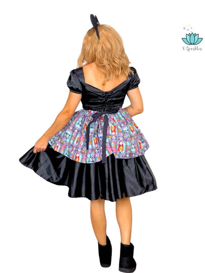 Spooky Christmas Dream Dress-Up Overskirt for Adults – Matching Mother and Daughter Outfit – Create a spooky yet fun matching mother and daughter Disneybounding look with this Pumpkin King-inspired overskirt. Perfect for Halloween costumes or themed events. Available in mid-size and plus-size options.